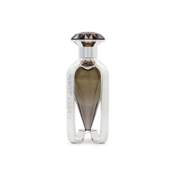 Jawhara Black is a masterpiece in the Woody Leather fragrance family, seamlessly blending aromatic freshness, woody sophistication, and a rich, leathery sensuality. The fragrance opens with a burst of aromatic notes. The inclusion of bergamot adds a citrusy and slightly floral element, contributing to the freshness that characterizes the initial impression.